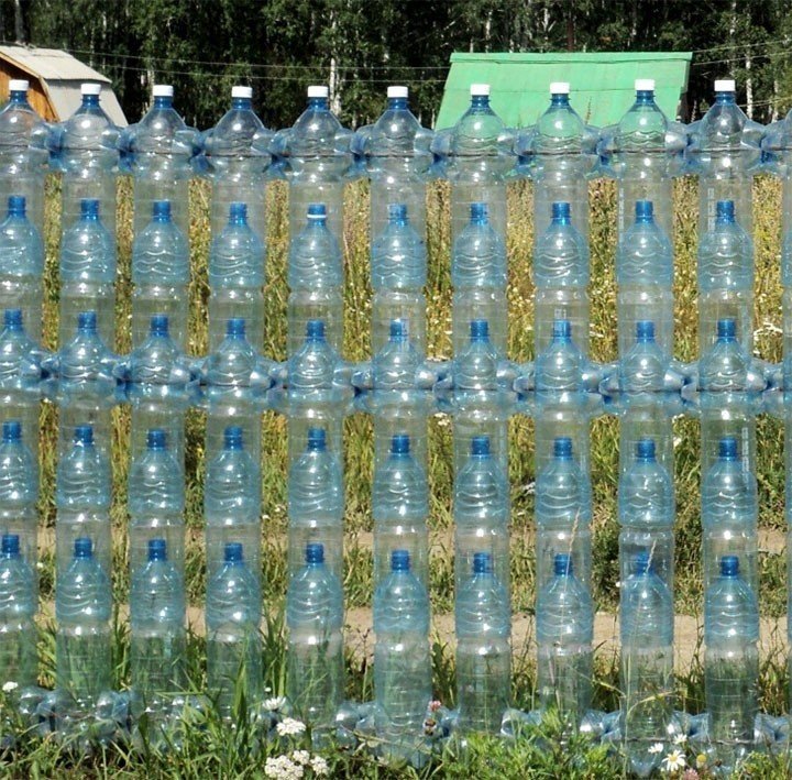 Из донышек пластиковых бутылок забор