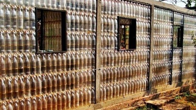 Бюджетный вариант забора для дачи из пластиковых бутылок
