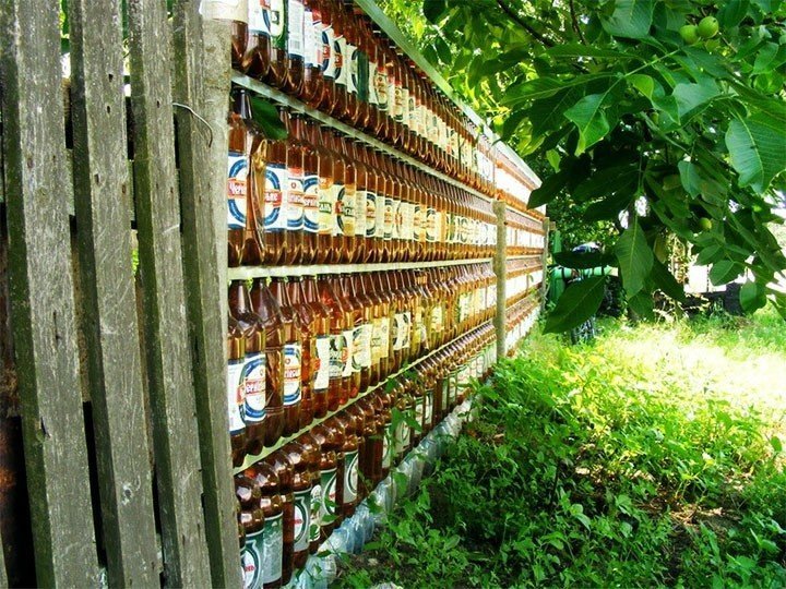Забор на даче из бутылок