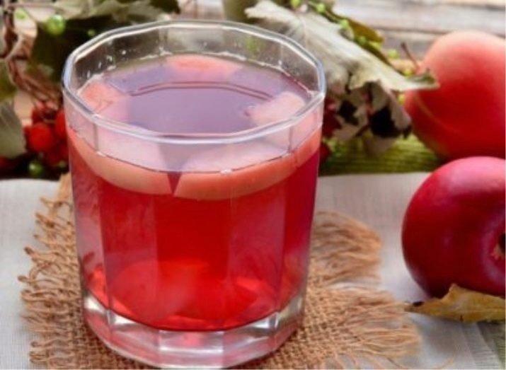 Яблочный компот в стакане